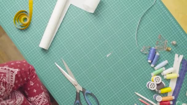 Жінка середнього віку рук з ножицями, що вирізають паперовий шаблон. Тканина ручної роботи
. - Кадри, відео