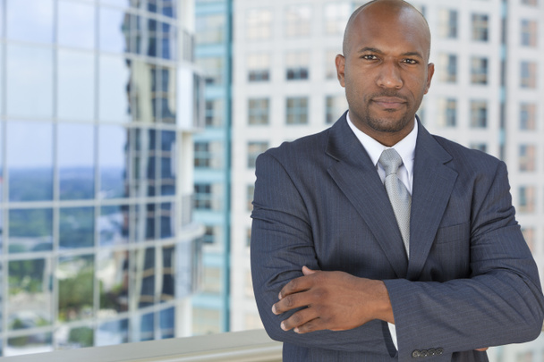 Успішна людина афро-американських або бізнесмен - Фото, зображення