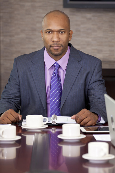 Africain AMerican Homme d'affaires assis dans la salle de réunion du bureau
 - Photo, image
