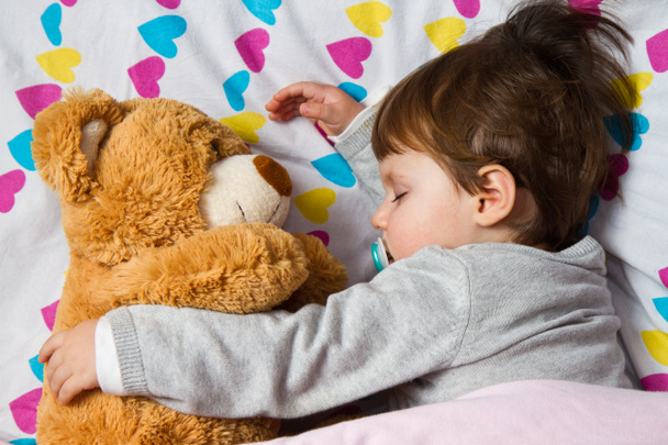 Kind schläft mit Teddybär - Foto, Bild