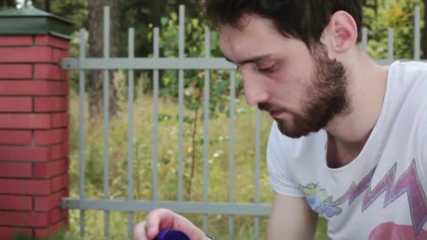 Kypsä parrakas mies avaa sinisen samettilaatikon vihkisormuksella ja ottaa sen pois
 - Materiaali, video
