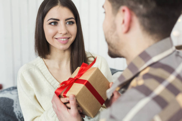 Pohledný muž překvapivé dívka s vánoční dárek - Fotografie, Obrázek
