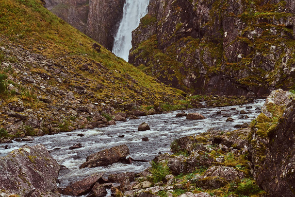 Sziklás hegyek vízesés. Csodálatos természet, Norvégia. - Fotó, kép