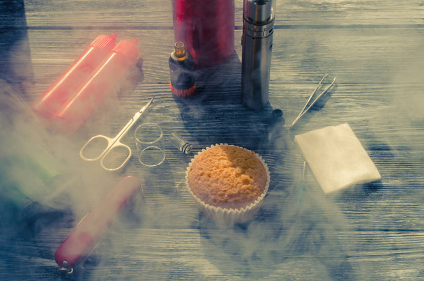 E-ciggarete ve ahşap zemin üzerine kahve ile natürmort - Fotoğraf, Görsel