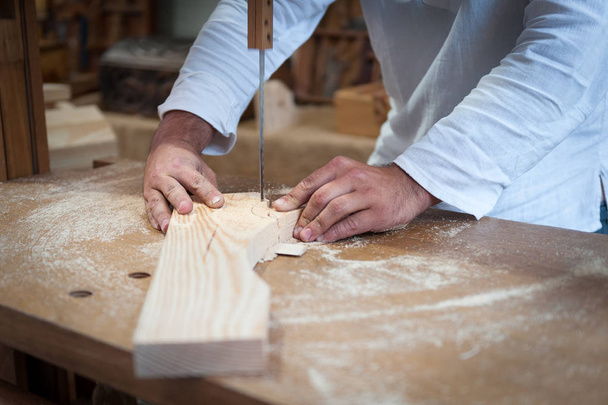 Trabalhador de madeira com goivete de mão trabalhando o Pin
 - Foto, Imagem