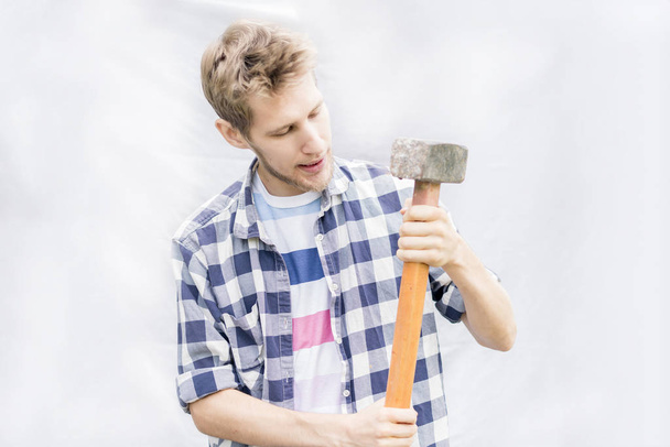 angry concept, young man in casual holding hammer isolated with copy space f - Foto, imagen
