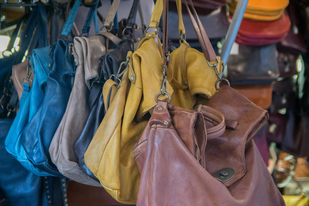 Урожай шкіряні сумки моди на ринку
 - Фото, зображення
