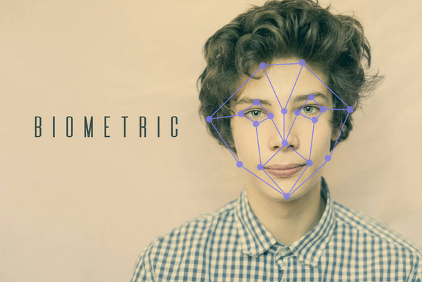f verificación biométrica de reconocimiento facial en adolescente cara aislada, concepto de contraseña de seguridad
 - Foto, imagen