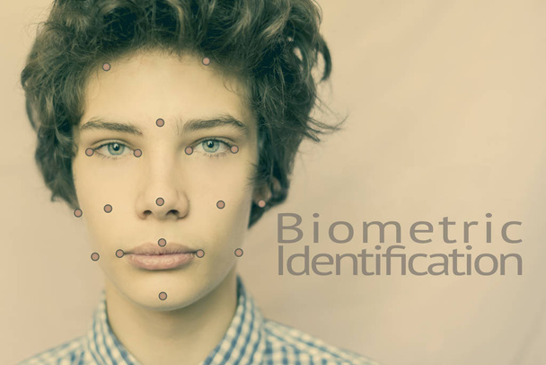 10 代の少年の顔が分離、安全パスワード コンセプト f バイオメトリクス顔認識の検証 - 写真・画像