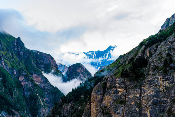 Vista de la naturaleza en el Área de Conservación de Annapurna, un destino importante para los montañeros y el área protegida más grande de Nepal
. - Foto, imagen