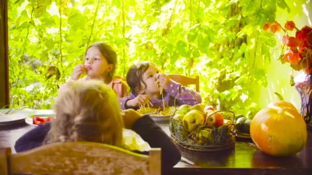 Két csúnya lány ült az asztalnál és eszik tésztát és sült kolbász - Felvétel, videó