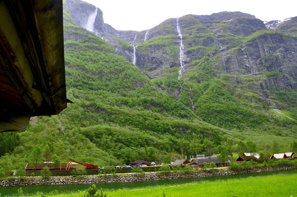 El fiordo de Sognefjord recorre la famosa ciudad de Flam famosa por sus paisajes y su tren turístico
 - Foto, imagen