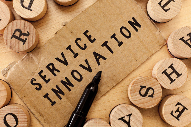 Почерк написания текста Service Innovation. Концепция, означающая улучшение услуг по линейке продукции
 - Фото, изображение