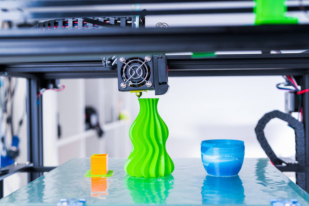 Σύγχρονη 3d εκτύπωση. 3D εκτυπωτή μηχανισμό, που εργάζονται yelement σχεδιασμού της συσκευής κατά τη διάρκεια των διαδικασιών. - Φωτογραφία, εικόνα