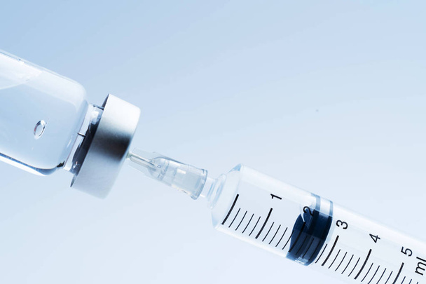 medicine bottle for injection medical glass vials and syringe for vaccination - Foto, Bild