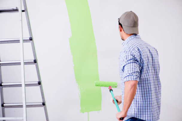 Jonge schilder doet renovatie thuis  - Foto, afbeelding