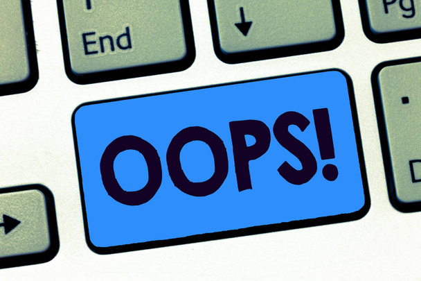 Aplikace Word psaní textu Oops. Obchodní koncept pro slouží k zobrazení uznání chybu nebo menší havárie omluvu - Fotografie, Obrázek