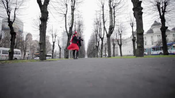Pareja joven baila tango en frío parque de invierno vacío rodeado de árboles desnudos
 - Imágenes, Vídeo