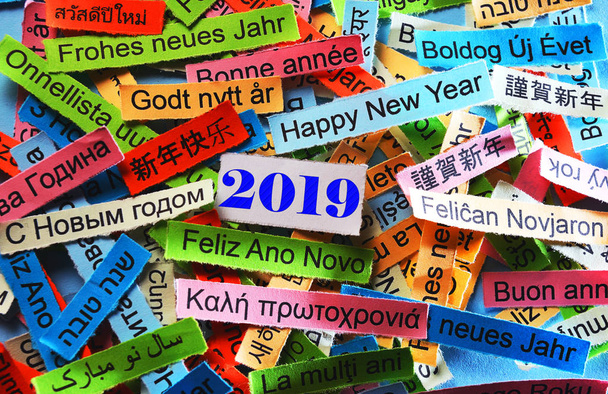 Feliz Año Nuevo 2019 Word Cloud impreso en papel de colores diferentes idiomas
 - Foto, Imagen