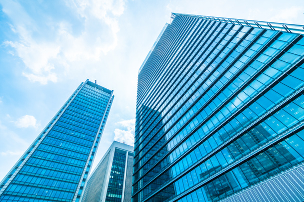 Hermoso edificio de oficinas de negocios de arquitectura con patrón de vidrio de ventana en la ciudad de rascacielos
 - Foto, Imagen