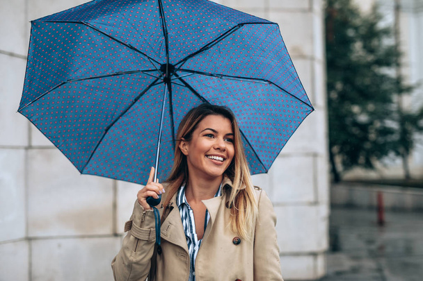 Beautiful woman with umbrella on a rainy day. - Foto, imagen