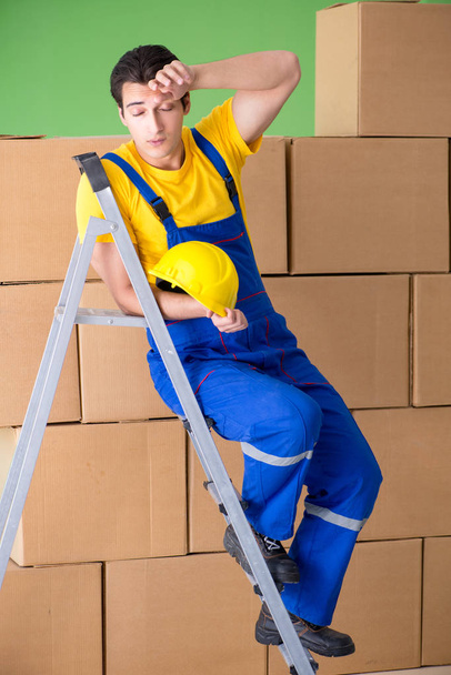 Hombre contratista trabajando con cajas de entrega - Foto, Imagen