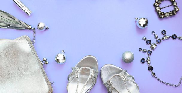 Banner Christmas Set de accesorios de moda zapatos planos lay bolso collar joyería lápiz labial hebilla color plata sobre fondo púrpura. Espacio de copia vista superior
 - Foto, Imagen