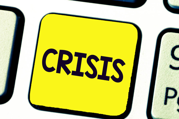 Χειρόγραφο κείμενο που γράφει Κρίση. Έννοια σημαίνει χρόνος όταν δύσκολη ή σημαντική απόφαση πρέπει να τεθεί σε κίνδυνο - Φωτογραφία, εικόνα