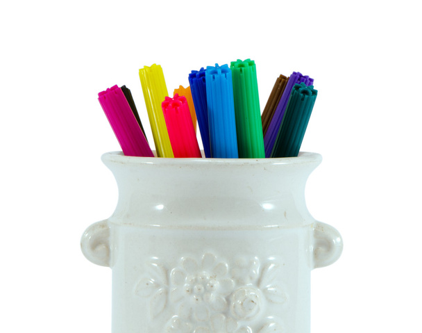 kleurrijke voelde tip pen glay cup geïsoleerd op wit - Foto, afbeelding