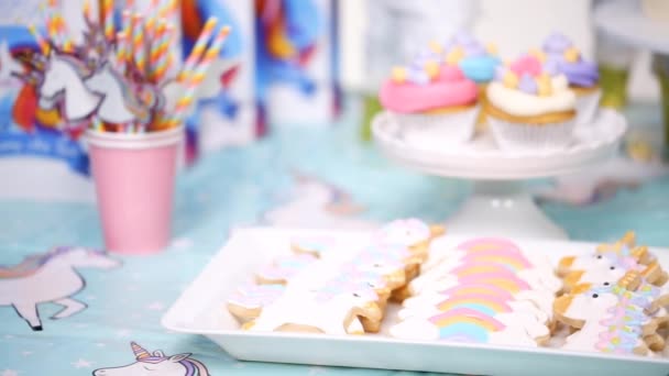 Kis lány születésnapi fél tábla unicorn torta, cupcakes, és a cukor cookie-k - Felvétel, videó