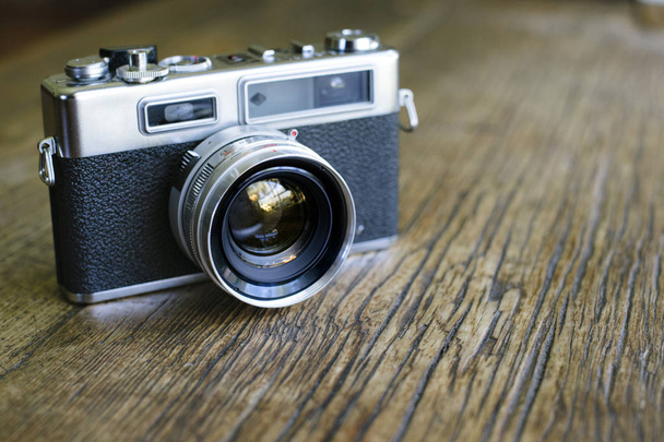Starý film dálkoměrný fotoaparát nad dřevo stůl - Fotografie, Obrázek
