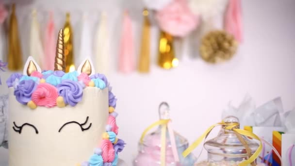 Mesa de fiesta de cumpleaños de niña con pastel de unicornio, cupcakes y galletas de azúcar
 - Metraje, vídeo