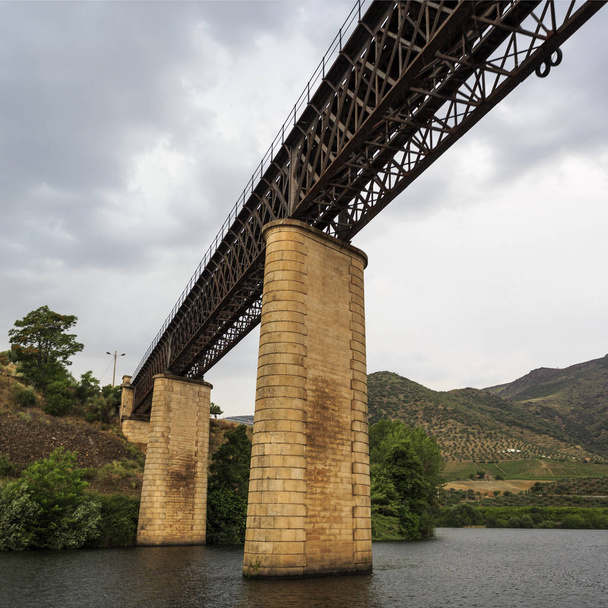 Weergave van de internationale spoorwegbrug over de rivier van de Agueda, Portugal verbinden met Spanje en nu gedeactiveerd sinds 1985 in Barca de Alva, in de buurt van de Spaanse grens, Portugal - Foto, afbeelding