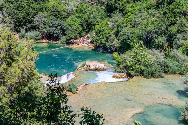 Panoramiczny widok wodospadu w parku narodowym Krka, jeden z chorwackich parków narodowych w regionie Szybenik, Chorwacja. - Zdjęcie, obraz