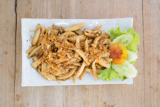 Vista superior de hongos fritos con ajo y salsa de ostra
 - Foto, imagen
