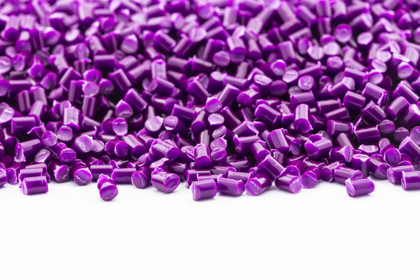 resina plástica violeta (Masterbatch) sobre fondo blanco
 - Foto, Imagen