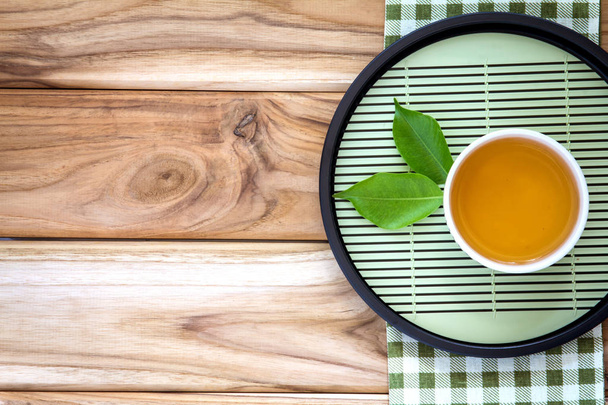 Üstten Görünüm ya da bir fincan çay dekorasyon ahşap zemin, Japon organik çay stil kavramı üzerine genel gider atış. - Fotoğraf, Görsel
