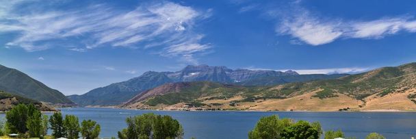 Panorama Paesaggio vista da Heber, Utah County, vista sul retro del Monte Timpanogos vicino Deer Creek Reservoir nel Wasatch Front Rocky Mountains, e Cloudscape. Utah, Stati Uniti
. - Foto, immagini