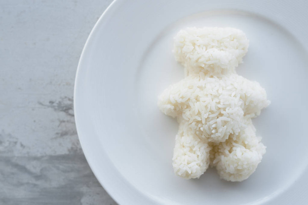 Miś w kształcie gotowane na parze ryż biały serwowane na białym talerzu - Zdjęcie, obraz