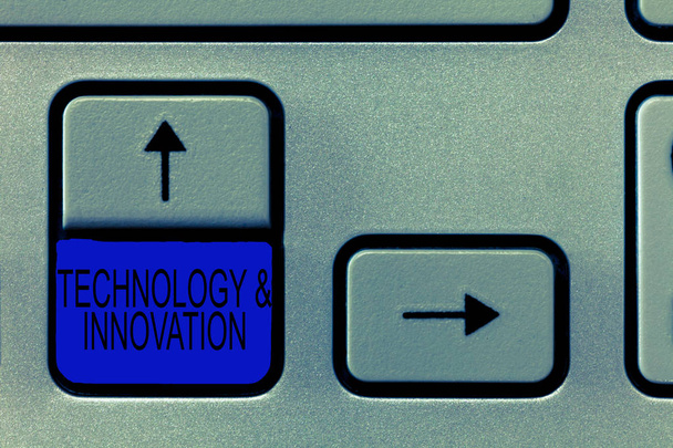 Word metin yazma Technologyandinnovation. Daha iyi bir çözüm uygulanmasına yeni pazar ihtiyacı için iş kavramı - Fotoğraf, Görsel