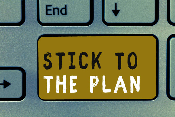 Schrijven van notitie weergegeven: Stick To The Plan. Zakelijke foto presentatie om te voldoen aan een plan en niet afwijken van het volgen - Foto, afbeelding