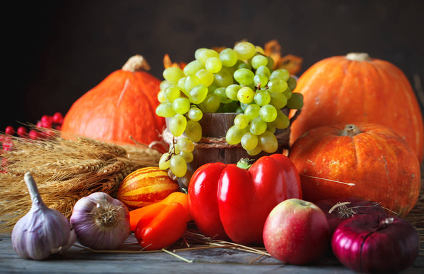 Happy Thanksgiving Day background, wooden table decorated with Pumpkins, Maize, fruits and autumn leaves. Harvest festival. Selective focus. Horizontal. - Foto, Imagen