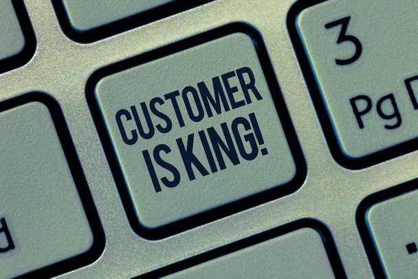 Slovo psaní textu zákazník je král. Obchodní koncept pro podání pozorně a řádně zajistit potřeby naléhavě - Fotografie, Obrázek
