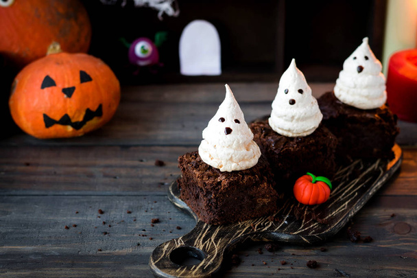 Dessert für Halloween-Schokoladenbrownies mit Meringuesengeistern - Foto, Bild