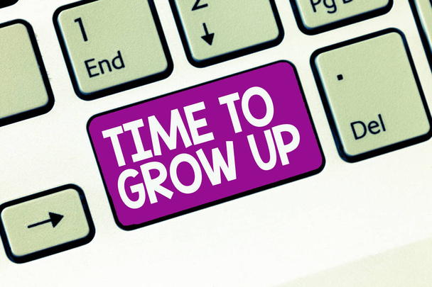 Zeit, um erwachsen zu werden. Konzept bedeutet zu wissen, dass Sie eine mündige Person sind, die Verantwortung trägt - Foto, Bild
