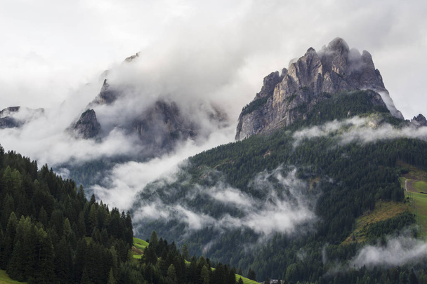 Paisaje dramático y nubes de lluvia en los Alpes Dolomitas, Italia, en verano
 - Foto, imagen
