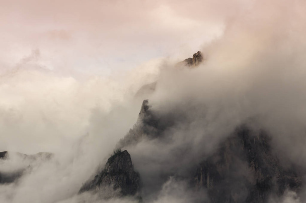 Dramaattinen pilvi ja sadepilvet Dolomiitti Alpeilla, Italiassa, kesällä
 - Valokuva, kuva