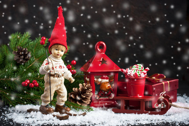 Рождественская композиция с фигуркой лыжника и праздничные украшения - Фото, изображение