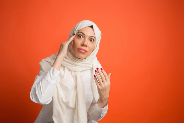 Argomento, argomentazione. donna araba in hijab. Ritratto di ragazza, posa sullo sfondo dello studio
 - Foto, immagini