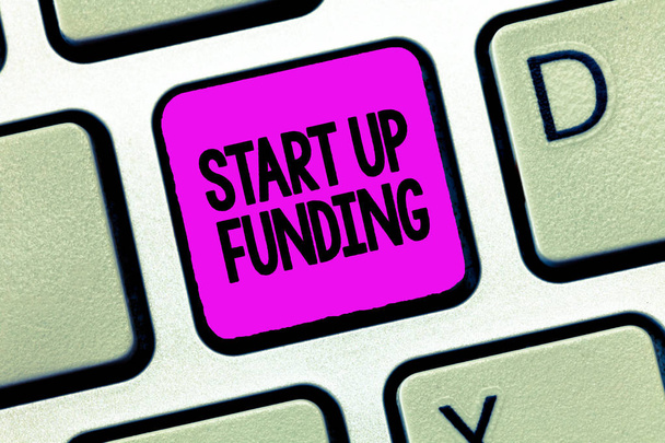 Escribir una nota que muestre la financiación de Start Up. Exhibición de fotos de negocios comienzan a invertir dinero en la empresa o campaña de nueva creación
 - Foto, imagen